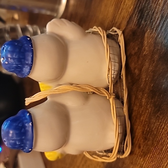 Vintage Ducks in Basket Salt and Pepper Shakers Ceramic Funny Ducks Shaker Colle - Picture 3 of 5